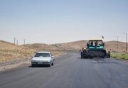 ببینید/ اجرای عملیات بهسازی و روکش آسفالت محور شهربابک- انار در استان کرمان