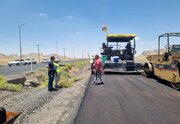 ببینید/ اجرای عملیات بهسازی و روکش آسفالت محور شهربابک- انار در استان کرمان