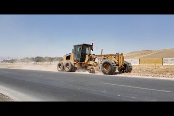 ️ویدیو | عملیات شانه‌سازی، تسطیح شانه راه و رفیوژ میانی در کریدور بزرگراه کربلا محور کنگاور به تویسرکان