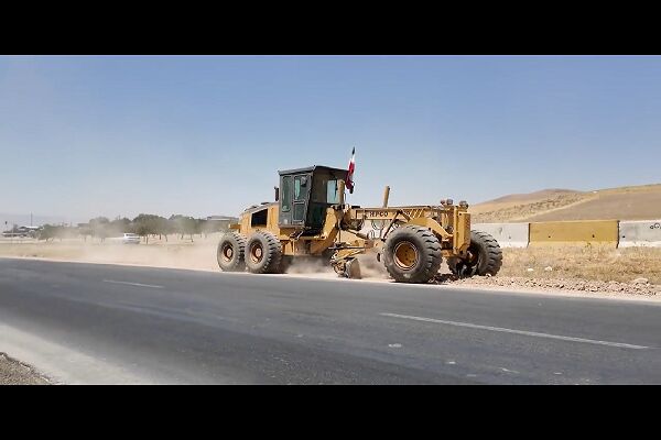 ️ویدیو | عملیات شانه‌سازی، تسطیح شانه راه و رفیوژ میانی در کریدور بزرگراه کربلا محور کنگاور به تویسرکان