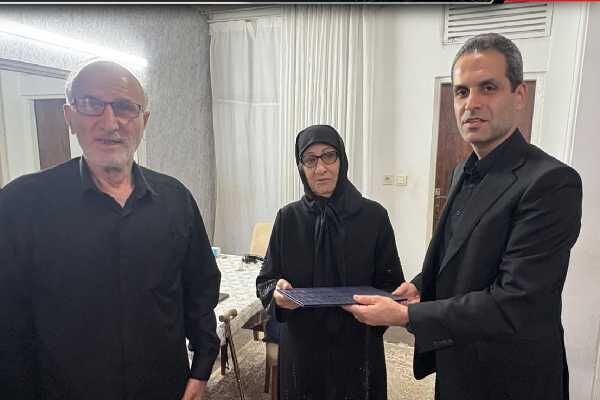 دیدار مدیرکل راه و شهرسازی گیلان با خانواده شهید افشین رویین‌تن
