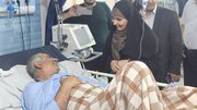عیادت وزیر راه و‌شهرسازی از رضا میرشکاری از پرسنل مجروح راه آهن هرمزگان در حمله اخیر آمریکا در بیمارستان