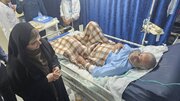 عیادت وزیر راه و‌شهرسازی از رضا میرشکاری از پرسنل مجروح راه آهن هرمزگان در حمله اخیر آمریکا در بیمارستان