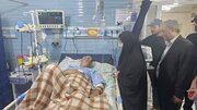 عیادت وزیر راه و‌شهرسازی از رضا میرشکاری از پرسنل مجروح راه آهن هرمزگان در حمله اخیر آمریکا در بیمارستان