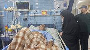 عیادت وزیر راه و‌شهرسازی از رضا میرشکاری از پرسنل مجروح راه آهن هرمزگان در حمله اخیر آمریکا در بیمارستان