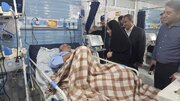 عیادت وزیر راه و‌شهرسازی از رضا میرشکاری از پرسنل مجروح راه آهن هرمزگان در حمله اخیر آمریکا در بیمارستان