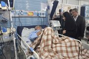 ببینید| عیادت وزیر راه وشهرسازی از رضا میرشکاری از پرسنل مجروح راه آهن هرمزگان در حمله اخیر آمریکا در بیمارستان