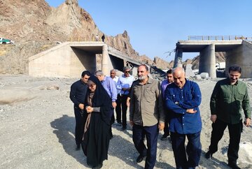 عملیات آواربرداری و ترمیم مسیرهای آسیب دیده هرمزگان بی وقفه ادامه دارد
