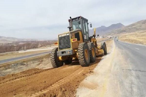 ببینید| تیغ‌زنی و تسطیح راه روستایی سنگ آتش  در تربت جام به طول ۴۰۰۰ متر