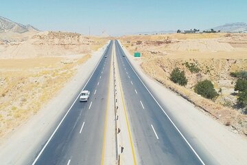 ببینید| اجرای عملیات خط کشی محورهای مواصلاتی استان ایلام