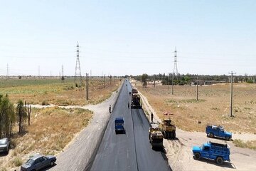 ویدئو| روکش و بهسازی محورهای مواصلاتی جنوب کرمان منتهی به سمت مرزهای کشور عراق با هدف ارتقای ایمنی محورها جهت تردد ایمن تر عزاداران اربعین حسینی و کاربران جاده ای