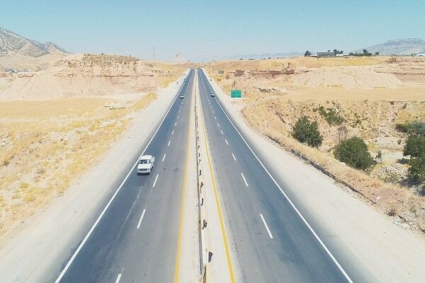 ببینید| اجرای عملیات خط کشی محورهای مواصلاتی استان ایلام