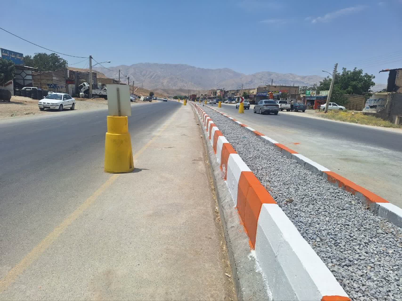  اجرای رفیوژ میانی در محدوده تجاری های روستای خراجی در محور شهرکرد_ شلمزار 