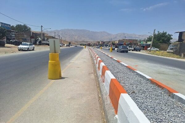 اجرای رفیوژ میانی در محدوده تجاری های روستای خراجی در محور شهرکرد_ شلمزار