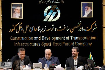 ببینید|  نشست بررسی روش تأمین منابع مالی  تعریض آزادراه ساوه–همدان با حضور  مهندس بازوند، معاون وزیر راه و شهرسازی و مدیرعامل شرکت ساخت و توسعه زیربناهای حمل‌ونقل کشور، دکتر ملانوری شمس استاندار همدان، دکتر صوفی نایب‌رئیس کمیسیون عمران مجلس شورای اسلامی و جمعی از مدیران شرکت و دستگاه‌های اجرایی برگزار شد.

در این نشست، راهکارها و مدل‌های تأمین منابع مالی برای اجرای تعریض ۱۹ کیلومتر از آزادراه ساوه–همدان بررسی و بر تعیین تکلیف سازوکار اجرایی این پروژه ظرف دو هفته آینده تأکید شد.