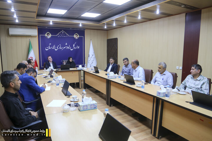 بررسی مطالبات اولویت‌ دار شهرستان اوز در نشست مدیرکل راه و شهرسازی لارستان با فرماندار
