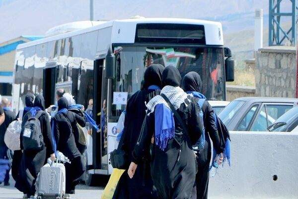 گزارش تصویری //تداوم ورود زائران خارجی اربعین از پایانه مرزی بازرگان؛ حرکت کاروان‌های عشق به سوی تمرچین و کربلای معلی