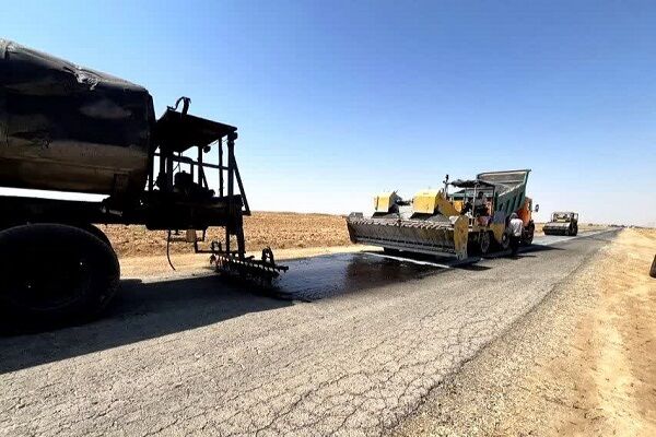 آغاز روکش آسفالت حفاظتی در محورهای روستایی شهرستان کمیجان