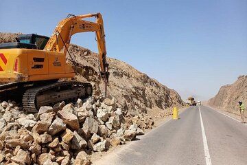 ببینید| افزایش ایمنی با برداشت ترانشه جهت تعریض راه و آسفالت محور بجستان -گناباد