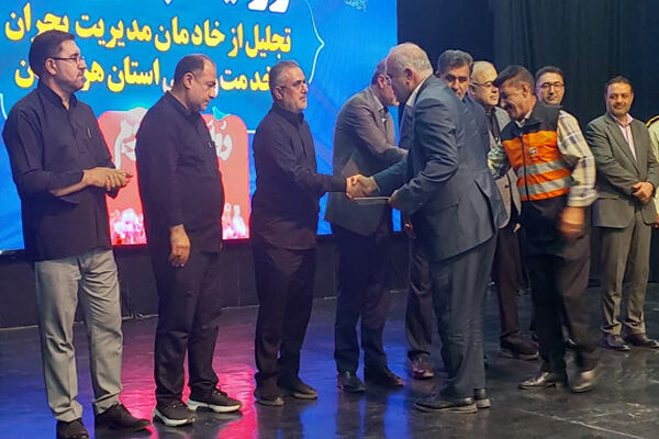 تجلیل از مدیرکل راهداری و حمل‌ونقل جاده‌ای هرمزگان