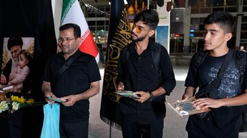 ویدئو|قدردانی زائران ایرانی از کودکان عراقی با پویش «هدیه‌ای از دل» / ابتکار فرهنگی راهداری همدان در اربعین حسینی