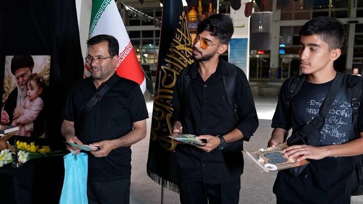 ویدئو|قدردانی زائران ایرانی از کودکان عراقی با پویش «هدیه‌ای از دل» / ابتکار فرهنگی راهداری همدان در اربعین حسینی