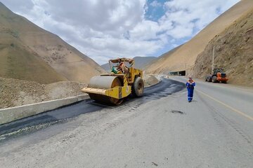ببینید|عملیات لکه گیری محور کرج به کندوان محدوده خرگوش دره حوزه راهداری گچسر
