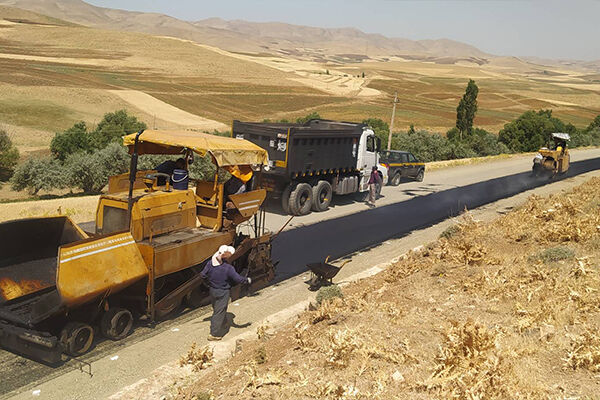 انجام عملیات روکش آسفالت محور روستایی دهگلان _ بلدستی( محدوده روستای تلوار به طول10کیلومتر) توسط اداره راهداری و حمل و نقل جاده ای شهرستان دهگلان کردستان