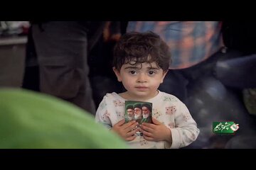 ️ویدیو | دست در دست پدر و مادر، قدم در مسیر عشق