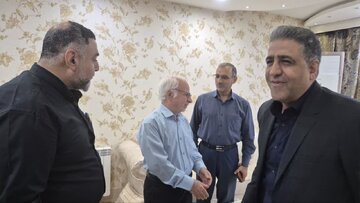 ببینید | همزمان با روز خبرنگار مدیرکل راه و شهرسازی از روزنامه نگار پیشکسوت خوزستانی عیادت کرد
