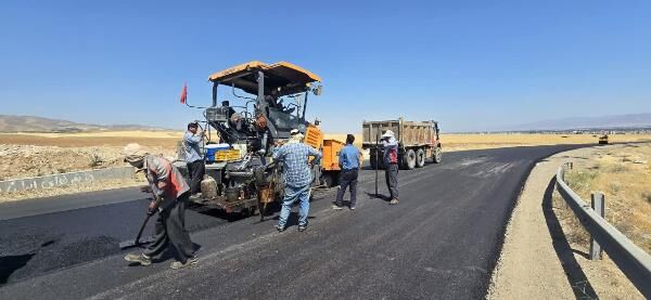 انجام تعریض و روکش آسفالت محور ابهر-آرامستان رضا با بیش از ۲ کیلومتر