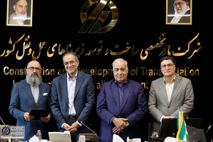 ببینید| مراسم تجلیل از دست‌اندرکاران احداث راه‌آهن میانه- اردبیل در شرکت ساخت و توسعه زیربناهای حمل و نقل کشور