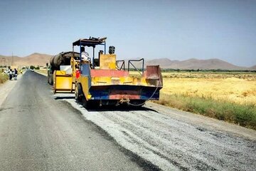 ویدئو | ارتقای کیفیت رویه آسفالتی راه روستایی امان‌آباد در شهرستان اراک