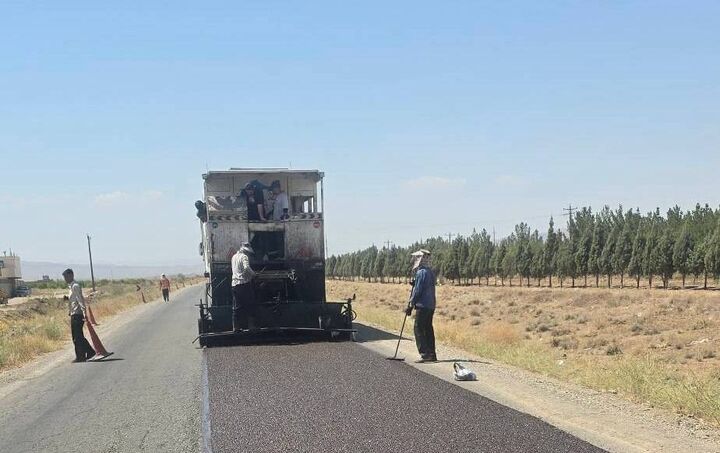 توسعه و بهسازی راه روستای رودک بوئین‌زهرا با اجرای آسفالت حفاظتی
