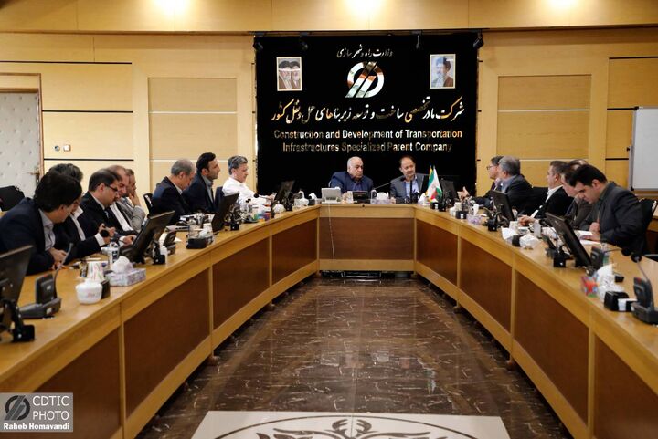 ببینید| نشست رسیدگی به آخرین وضعیت اجرایی پروژه‌های اولویت‌دار در آستانه هفته‌ی دولت