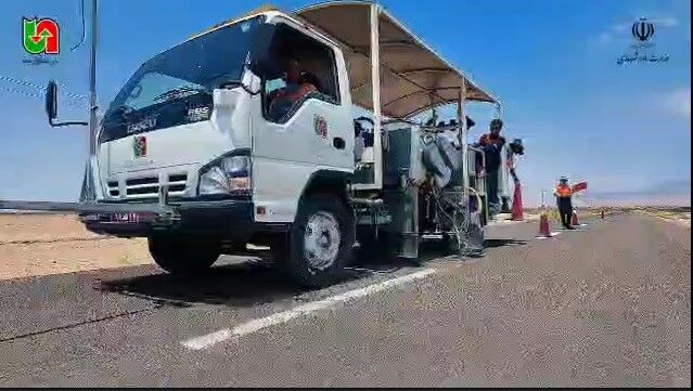 ببینیم | عملیات خط‌کشی محور جوادیه–نوق شهرستان رفسنجان