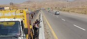 ببینید/ نصب انواع تابلو و علائم ایمنی راه در آزادراه قزوین - رشت توسط راهداران کوهین در استان قزوین
