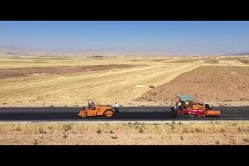 ️ویدیو | عملیات بهسازی و روکش آسفالت محور روستایی روئین تن در دهستان سرفیروزآباد حوزه شهرستان کرمانشاه بطول ۲/۵ کیلومتر
