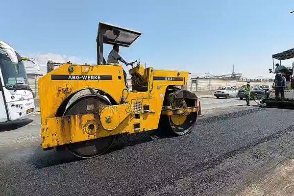 ویدیو | اجرای عملیات روکش آسفالت آزادراه کرج قزوین محدوده هشتگرد