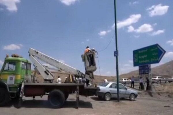 ویدیو /ارتقای ایمنی تردد در سه‌راهی هشترود  آذربایجان شرقی بانصب و راه‌اندازی چراغ چشمک‌زن هشدار ترافیکی