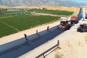 اجرای عملیات روکش آسفالت محور کارزان ـ لومار در محدوده سرتنگ تا روستای ورمیان در استان ایلام به طول ۲ کیلومتر