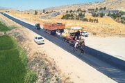 اجرای عملیات روکش آسفالت محور کارزان ـ لومار در محدوده سرتنگ تا روستای ورمیان در استان ایلام به طول ۲ کیلومتر