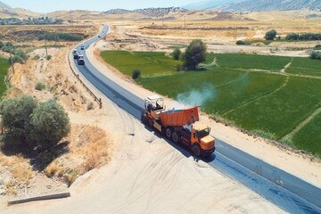 اجرای عملیات روکش آسفالت محور کارزان ـ لومار در محدوده سرتنگ تا روستای ورمیان در استان ایلام به طول ۲ کیلومتر