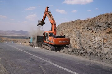 عملیات تعریض محور فرعی قوزان–شریف‌آباد در شهرستان ملایر