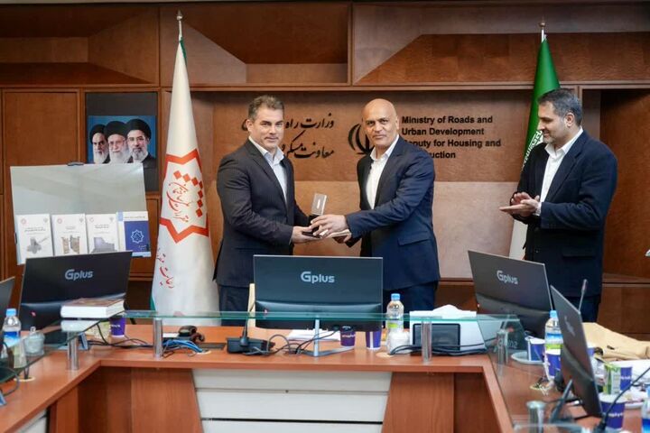 قدردانی از اداره کل راه و شهرسازی آذربایجان شرقی در مراسم معرفی استان های برتر حوزه نظارت عالی و کنترل مقررات ملی ساختمان