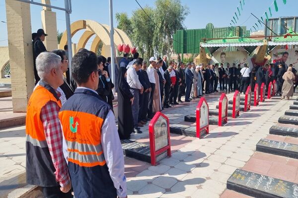 غبار روبی و گلباران گلزار شهدا شهرستان جیرفت توسط راهداران جنوب کرمان