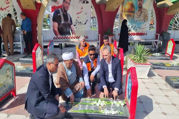غبارروبی و گلباران گلزار شهدا شهرستان جیرفت توسط راهداران جنوب کرمان