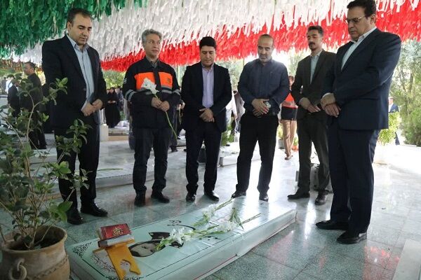 تجدید میثاق مدیرکل و کارکنان راهداری لرستان با آرمان‌های شهدا در هفته دولت