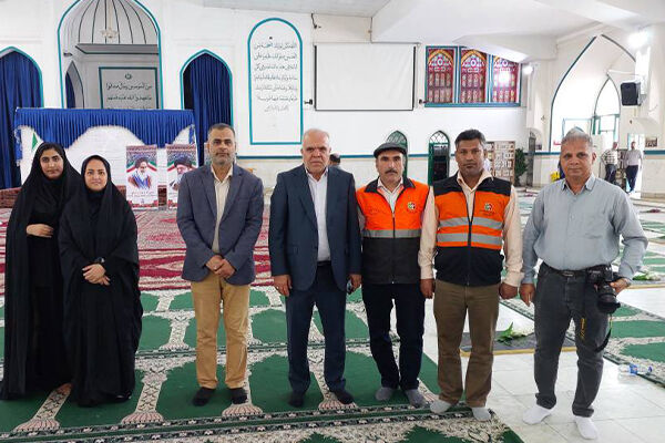 غبارروبی گلزار شهدا توسط کارکنان راهداری و حمل و نقل جاده ای هرمزگان در هفته دولت