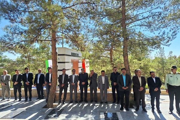 غبارروبی گلزار شهدای شاندیز خراسان رضوی در هفته دولت توسط کارکنان راه و شهرسازی